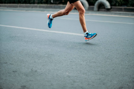 Physical therapy for runners Chicago addressing knee pain during marathon training